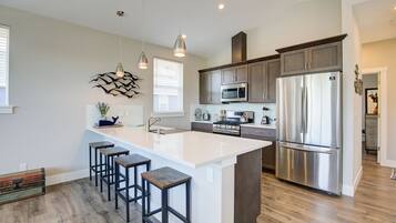 Een koelkast, een microgolfoven, een oven, een kookplaat