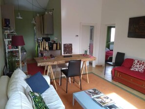 Fernseher, Bücher, Stereoanlage