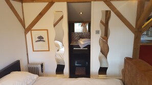 1 bedroom, iron/ironing board, WiFi, bed sheets - Self Contained Small Barn in Rural AONB (chiddingfold)