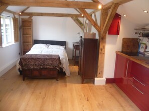 1 bedroom, iron/ironing board, WiFi, bed sheets - Self Contained Small Barn in Rural AONB (chiddingfold)