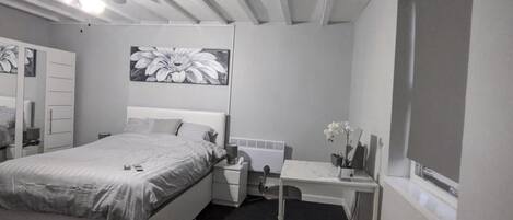 1 chambre, fer et planche à repasser, accès au Wi-Fi (inclus)