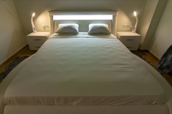 1 slaapkamer, een strijkplank/strijkijzer, wifi, beddengoed