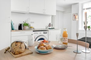 Refrigerador, horno, placa de cocina, cafetera expreso