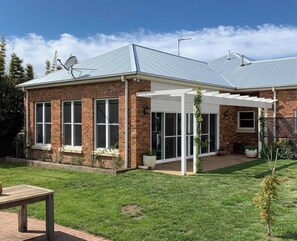 Exterior - 'Barton House' - Ideal Location, Stroll to CBD (Orange)
