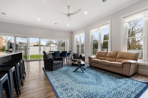 TV, fireplace, books, offices - 'Barton House' - Ideal Location, Stroll to CBD (Orange)