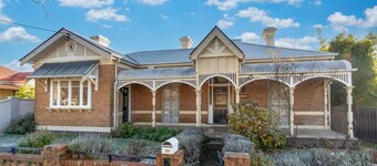 'Barton House' - Ideal Location, Stroll to CBD