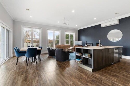 'Barton House' - Ideal Location, Stroll to CBD