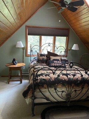 3 bedrooms, desk, iron/ironing board, free WiFi - charming chalet in the Lake Naomi community (Pocono Pines)