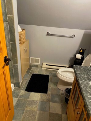 Shower, hair dryer, towels, soap - charming chalet in the Lake Naomi community (Pocono Pines)