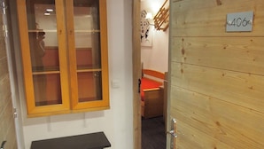 Una porta in legno con una targa, una panchina e un armadio a specchio.