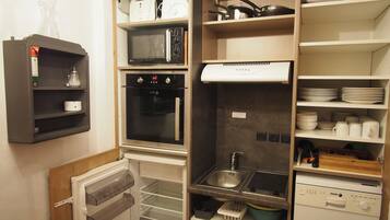 Kühlschrank, Mikrowelle, Ofen, Herdplatte