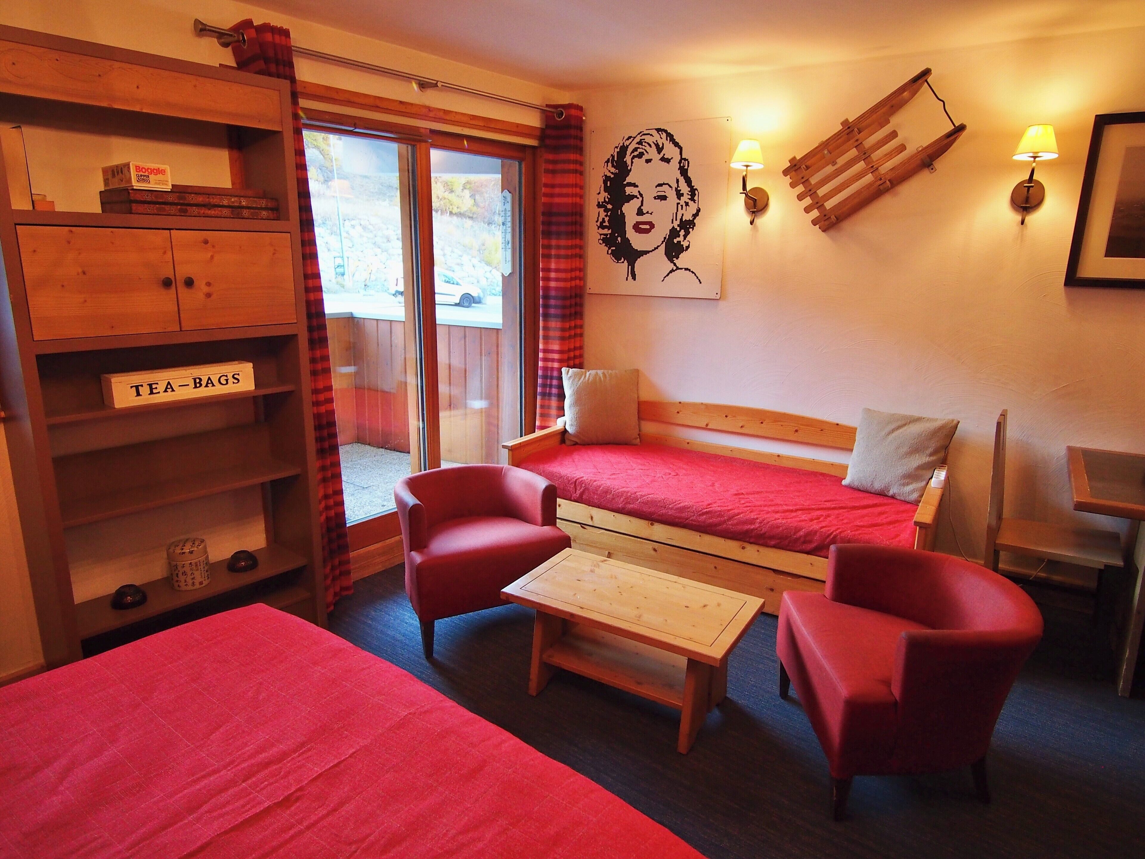 Iron/ironing board, travel cot, WiFi