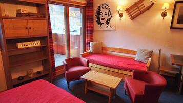 Een strijkplank/strijkijzer, reisbedje, wifi