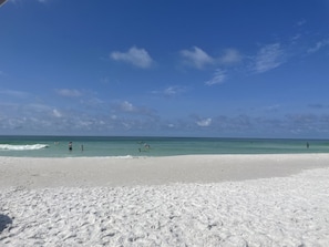 Beach nearby, sun loungers, beach towels - Relaxing, updated condo with stunning beach view. Come be spoiled at the beach🐶 (Miramar Beach)