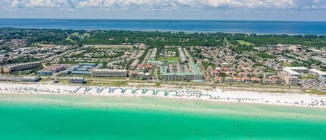 Nära stranden, solstolar och strandhanddukar