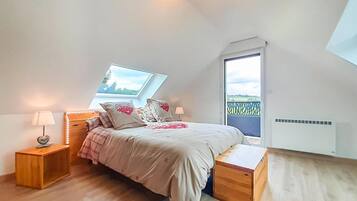 4 bedrooms, travel cot, free WiFi, bed sheets