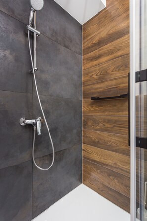 Dusche, Haartrockner, Bidet, Handtücher