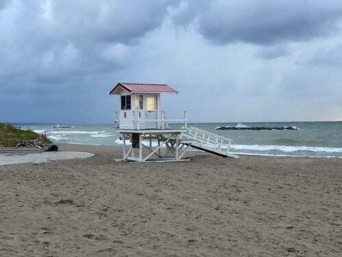 Cozy Convenient Lake Erie Home