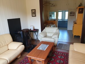 Fernseher, DVD-Player, Bücher, Computerbildschirme