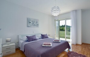4 bedrooms, travel crib, free WiFi, bed sheets