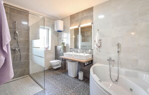 Combined shower/bathtub