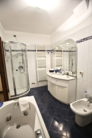 Baignoire, sèche-cheveux, bidet, serviettes fournies