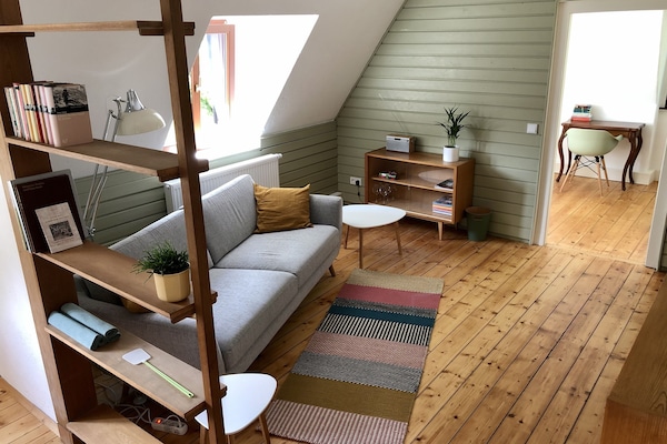 Wohnzimmer mit Blick in den Garten.