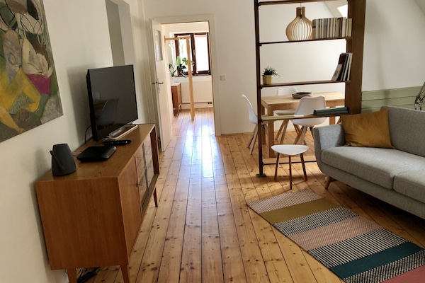 Schöner Dielenfußboden in der ganzen Wohnung.