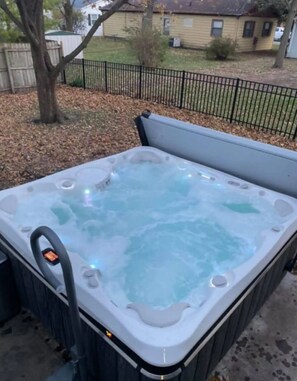 Outdoor spa tub - Aubrey and Denise's Hot Tub Home (Pontiac)