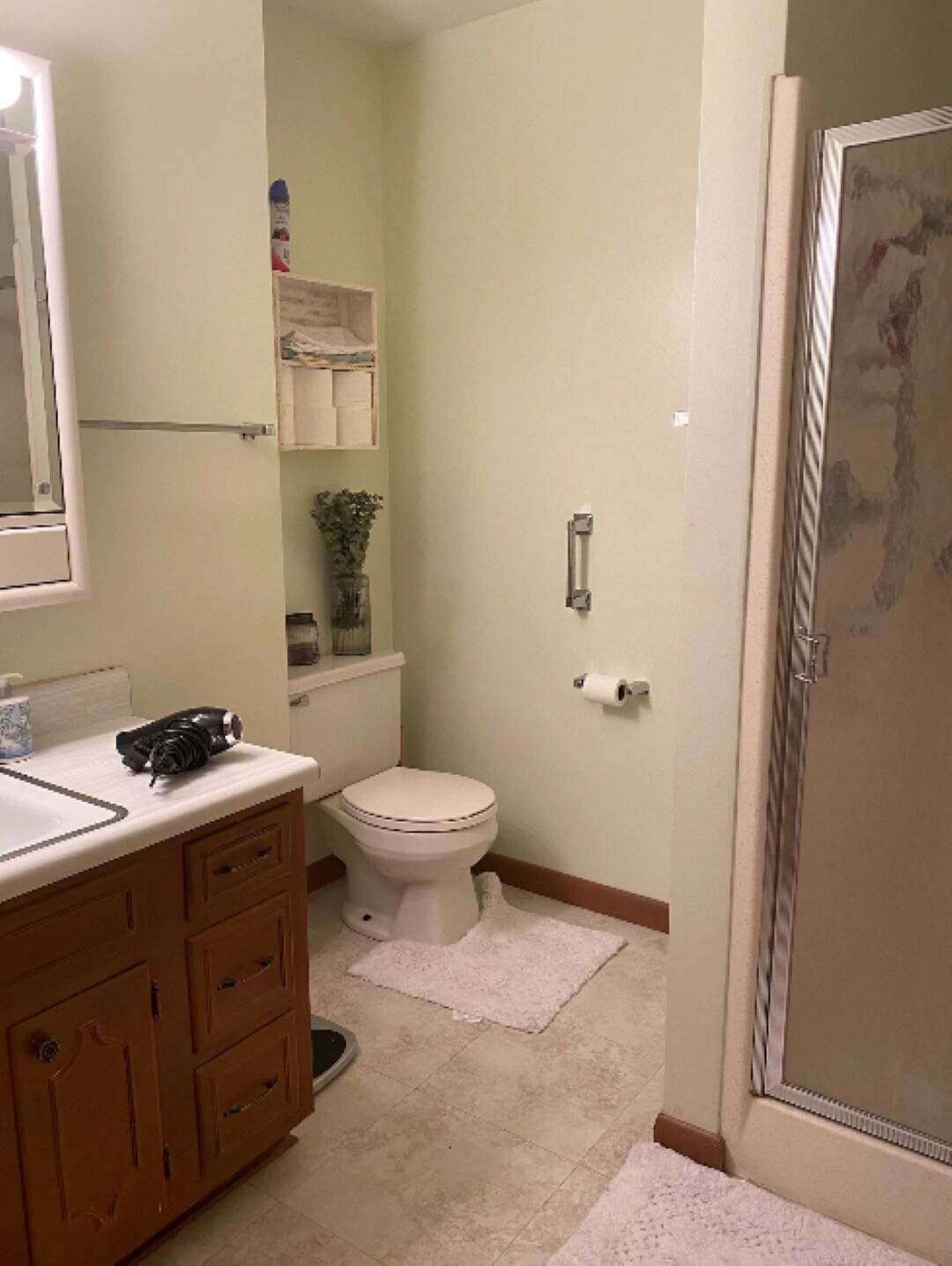 Un bagno con il water, un lavandino e una doccia.