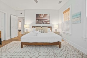 4 bedrooms, desk, iron/ironing board, travel crib - Twin Palms / Beach / Old Village / 5-Min to Dwntwn (Mount Pleasant)