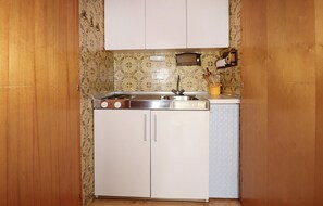 Kühlschrank, Herdplatte, Wasserkocher mit Kaffee-/Teezubehör