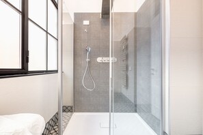 Regadera, amenidades de baño ecológicas, secadora de cabello, bidet 