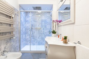 Dusche, umweltfreundliche Kosmetikartikel, Haartrockner, Bidet