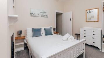 2 bedrooms, iron/ironing board, free WiFi, bed sheets