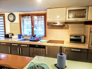 Jääkaappi, mikroaaltouuni, uuni, liesi