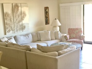 TV, books - Destin, FL Spacious 3BR Condo,  Family Friendly  (Destin)