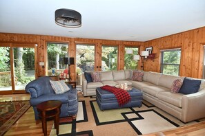 TV, fireplace - Sleepy View Retreat - hot tub, pet friendly, pond, trail, fireplace, fire pit (Berkeley Springs)