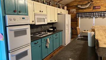 Een koelkast, een magnetron, een oven, een kookplaat