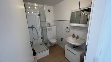 Dusche, Haartrockner, Handtücher, Seife