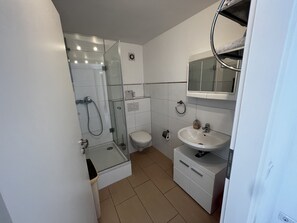 Ducha, secador de pelo, toallas, jabón
