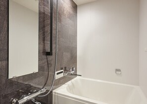 Kostenlose Toilettenartikel, Haartrockner, Handtücher