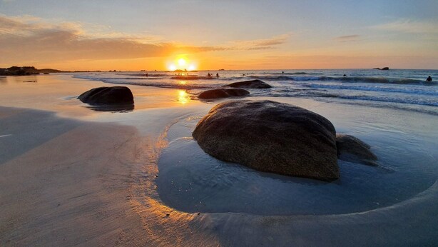 A beach with large rocks and the sun setting in the background. - Villa Ti Ann 4 persons, sea view. stand 50 meters (Cleder)