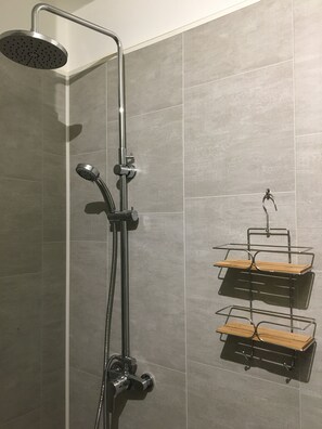 Chuveiro, secador de cabelo, toalhas de banho, papel higiênico