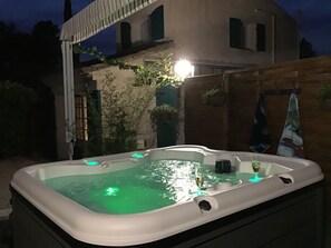 Bain à remous extérieur