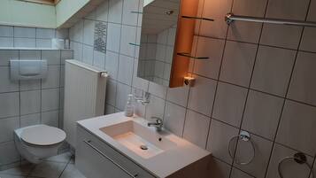 Badewanne, Haartrockner, Handtücher