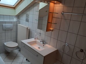 Badewanne, Haartrockner, Handtücher