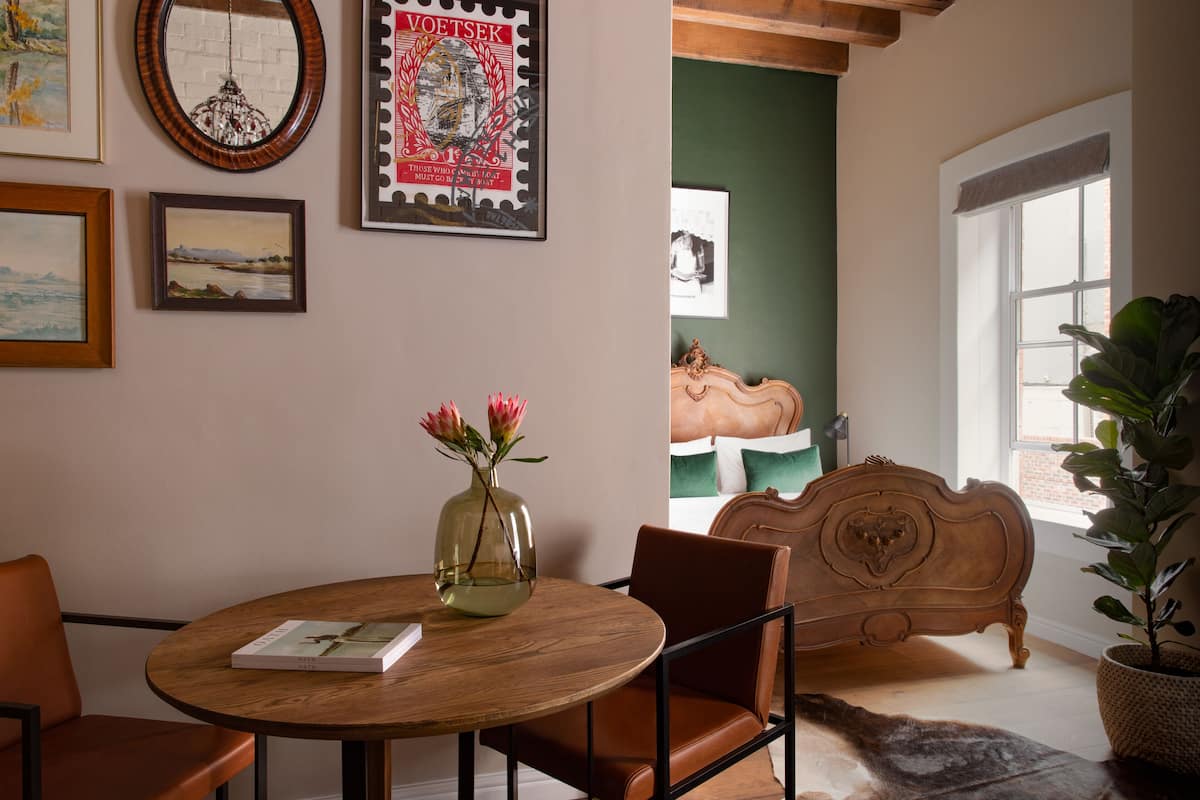 Habitación de lujo | Minibar, caja fuerte, escritorio y espacio para trabajar con un portátil