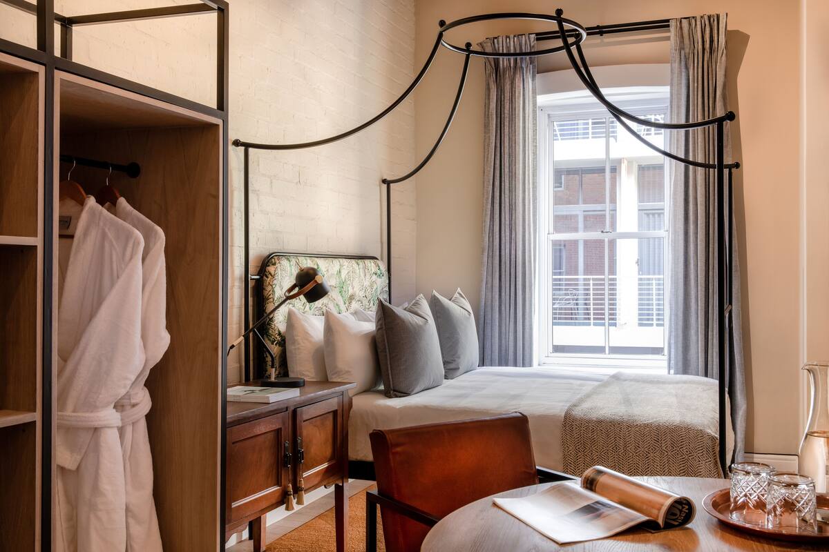 Habitación Deluxe, 1 cama de matrimonio | Minibar, caja fuerte, escritorio y espacio para trabajar con un portátil