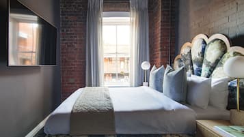Deluxe Room, 1 Queen Bed | 1 bedroom, minibar, in-room safe, individually decorated
